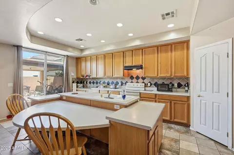 Kitchen - 6826 S 41st Dr, Phoenix, AZ 85041 photo 2 of 7