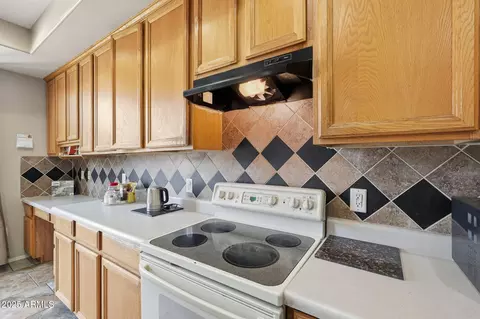 Kitchen - 6826 S 41st Dr, Phoenix, AZ 85041 photo 5 of 7