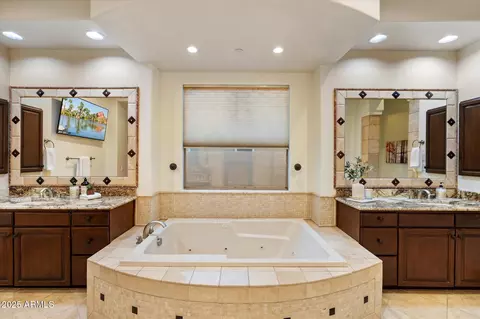 Bath - 3928 E Williams Dr, Phoenix, AZ 85050 photo 2 of 8
