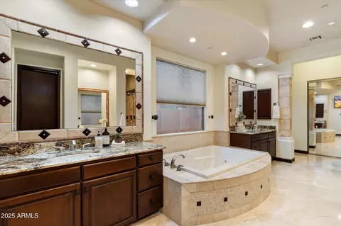 Bath - 3928 E Williams Dr, Phoenix, AZ 85050 photo 4 of 8
