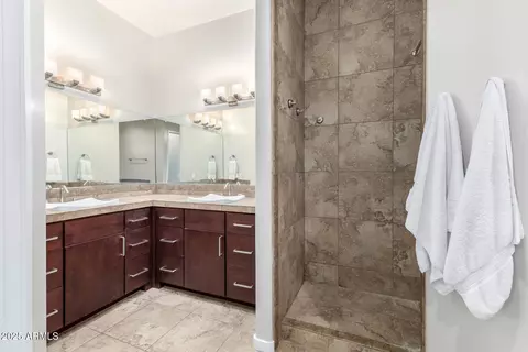Bath - 920 E Mitchell Dr #101, Phoenix, AZ 85014 photo 1 of 4