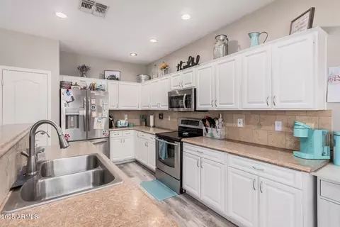 Kitchen - 3904 S Sinova Ave, Gilbert, AZ 85297 photo 2 of 3