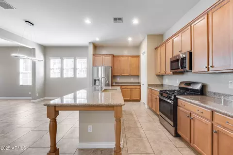 Kitchen - 4630 E Navigator Ln, Phoenix, AZ 85050 photo 1 of 3