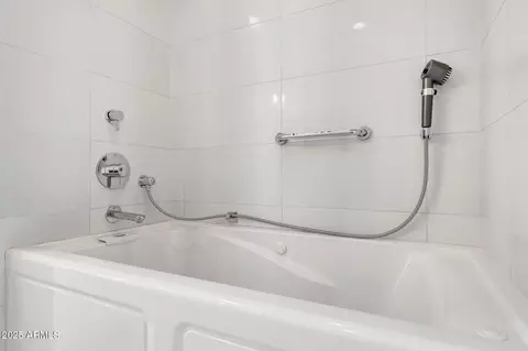 Bath - 4435 N 35th St, Phoenix, AZ 85018 photo 4 of 6
