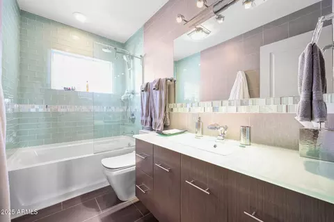 Bath - 4435 N 35th St, Phoenix, AZ 85018 photo 6 of 6