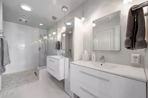 Bath - 4435 N 35th St, Phoenix, AZ 85018 photo 1 of 6