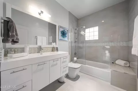 Bath - 4435 N 35th St, Phoenix, AZ 85018 photo 5 of 6