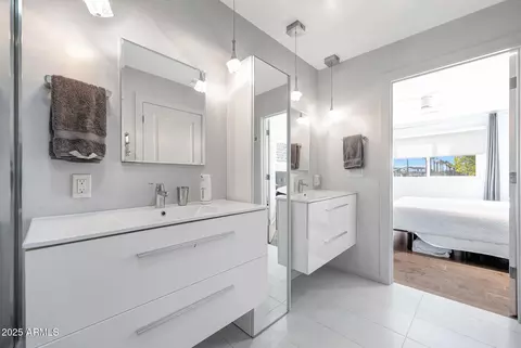 Bath - 4435 N 35th St, Phoenix, AZ 85018 photo 2 of 6