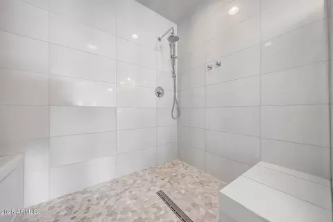 Bath - 4435 N 35th St, Phoenix, AZ 85018 photo 3 of 6
