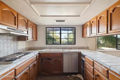 Kitchen - 2734 E Purdue Ave, Phoenix, AZ 85028 photo 1 of 2