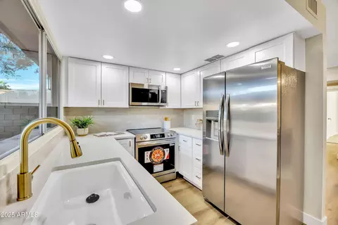Kitchen - 2128 E Dunbar Dr, Tempe, AZ 85282 photo 2 of 3