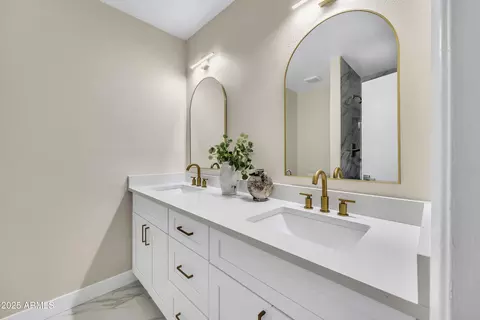 Bath - 2128 E Dunbar Dr, Tempe, AZ 85282 photo 2 of 3