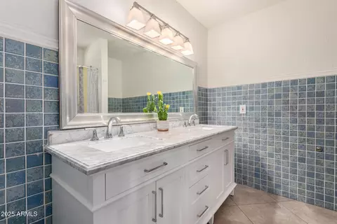 Bath - 3113 E Libby St, Phoenix, AZ 85032 photo 2 of 4