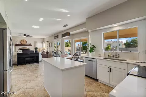 Kitchen - 14879 S 43rd Pl, Phoenix, AZ 85044 photo 2 of 5