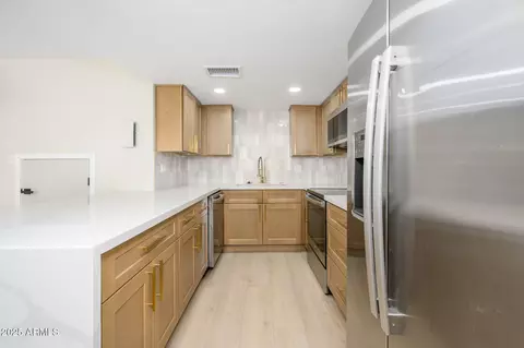 Kitchen - 4760 E Moreland St, Phoenix, AZ 85008 photo 2 of 2
