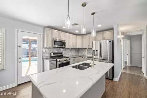 2439 E Minnezona Ave, Phoenix, AZ 85016 photo 2
