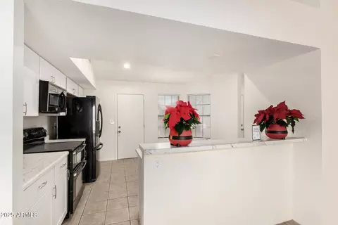 Kitchen - 2702 E Cathedral Rock Dr, Phoenix, AZ 85048 photo 2 of 3