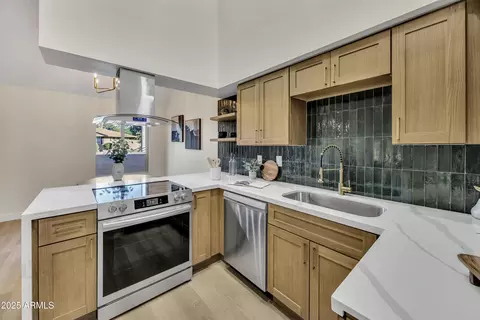 Kitchen - 1180 E Belmont Ave, Phoenix, AZ 85020 photo 4 of 5