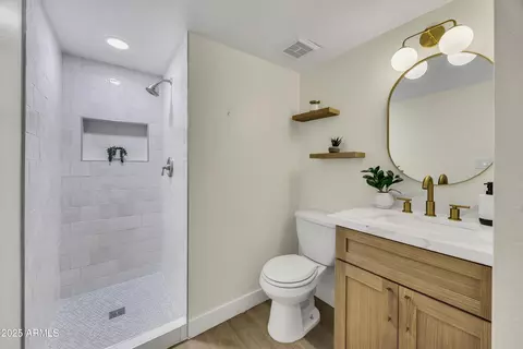 Bath - 1180 E Belmont Ave, Phoenix, AZ 85020 photo 1 of 2