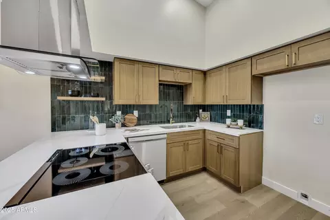 Kitchen - 1180 E Belmont Ave, Phoenix, AZ 85020 photo 3 of 5
