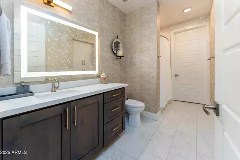 Bath - 5250 E Deer Valley Dr #304, Phoenix, AZ 85054 photo 3 of 3