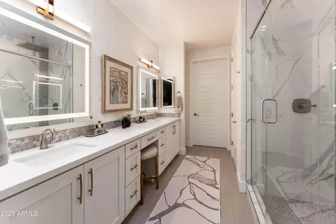 Bath - 5250 E Deer Valley Dr #304, Phoenix, AZ 85054 photo 2 of 3