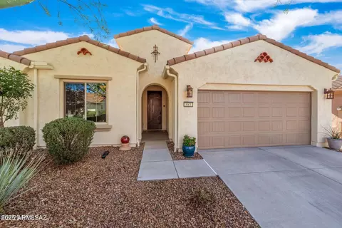 883 N Broken Hills Dr, Green Valley, AZ 85614
