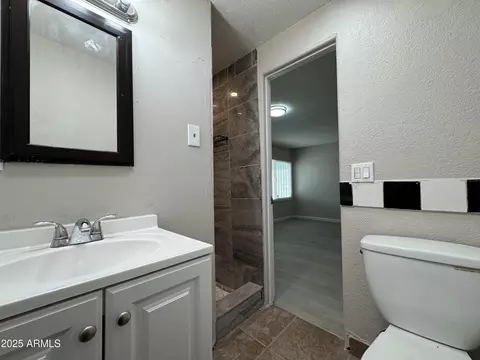 Bath - 2214 N 24th Pl, Phoenix, AZ 85008 photo 1 of 4