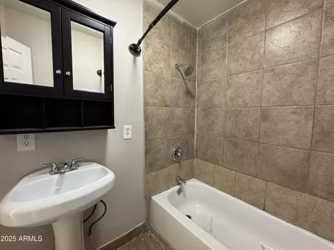 Bath - 2214 N 24th Pl, Phoenix, AZ 85008 photo 3 of 4