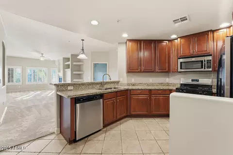 Kitchen - 5450 E Deer Valley Dr #2024, Phoenix, AZ 85054 photo 3 of 5
