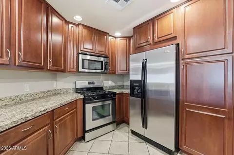 Kitchen - 5450 E Deer Valley Dr #2024, Phoenix, AZ 85054 photo 2 of 5