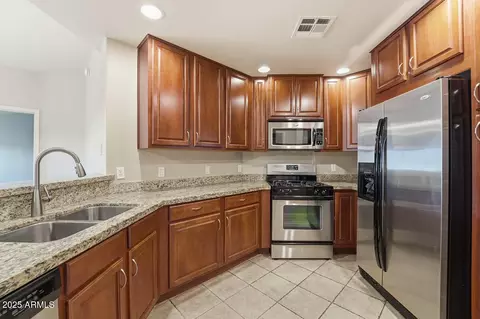 Kitchen - 5450 E Deer Valley Dr #2024, Phoenix, AZ 85054 photo 1 of 5