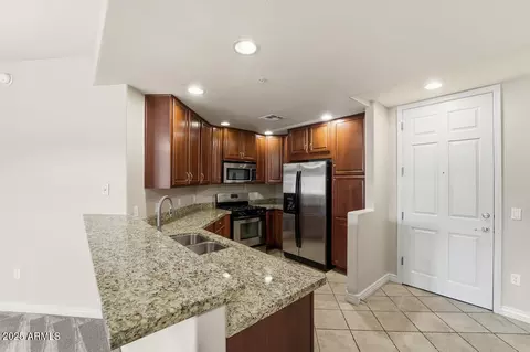 Kitchen - 5450 E Deer Valley Dr #2024, Phoenix, AZ 85054 photo 5 of 5