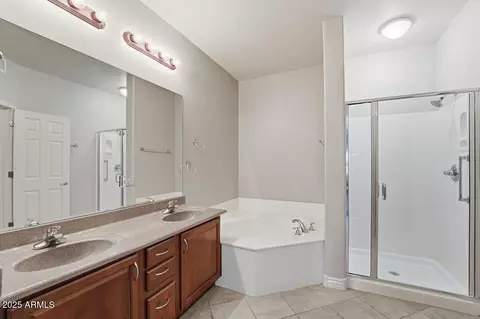 Bath - 5450 E Deer Valley Dr #2024, Phoenix, AZ 85054 photo 1 of 3
