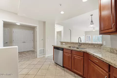 Kitchen - 5450 E Deer Valley Dr #2024, Phoenix, AZ 85054 photo 4 of 5