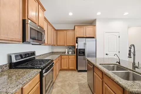 Kitchen - 4495 E Woodside Way, Gilbert, AZ 85297 photo 7 of 8