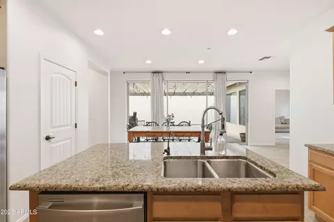 Kitchen - 4495 E Woodside Way, Gilbert, AZ 85297 photo 6 of 8