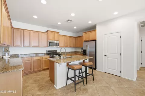 Kitchen - 4495 E Woodside Way, Gilbert, AZ 85297 photo 3 of 8