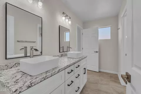 Bath - 1079 E Jasper Dr, Gilbert, AZ 85296 photo 2 of 3