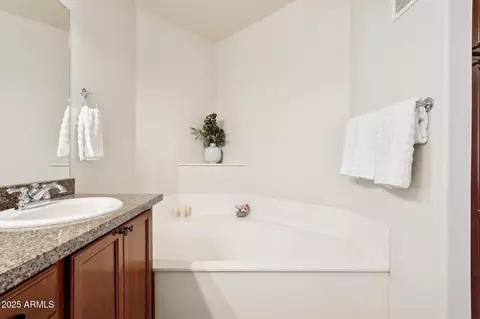 Bath - 5350 E Deer Valley Dr #4267, Phoenix, AZ 85054 photo 4 of 5