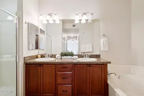 Bath - 5350 E Deer Valley Dr #4267, Phoenix, AZ 85054 photo 1 of 5