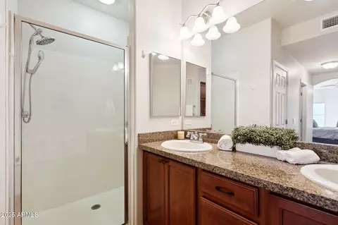 Bath - 5350 E Deer Valley Dr #4267, Phoenix, AZ 85054 photo 3 of 5