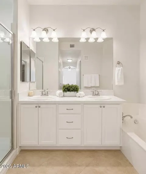 Bath - 5350 E Deer Valley Dr #4267, Phoenix, AZ 85054 photo 1 of 4