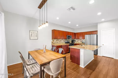 Dining - 2540 E Misty Willow Ln, Phoenix, AZ 85024 photo 2 of 4