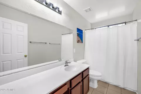 Bath - 2540 E Misty Willow Ln, Phoenix, AZ 85024 photo 3 of 4