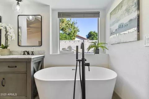 Bath - 4624 E Jaeger Rd, Phoenix, AZ 85050 photo 3 of 7