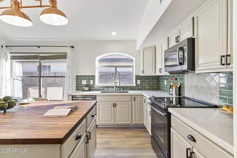 Kitchen - 4624 E Jaeger Rd, Phoenix, AZ 85050 photo 4 of 4