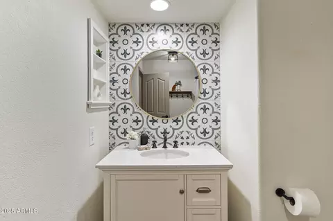 Bath - 4624 E Jaeger Rd, Phoenix, AZ 85050 photo 5 of 7