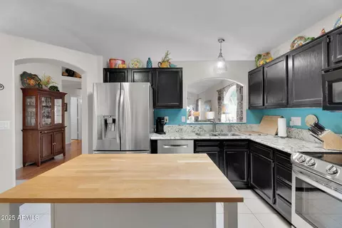 Kitchen - 4632 E Shomi St, Phoenix, AZ 85044 photo 3 of 4