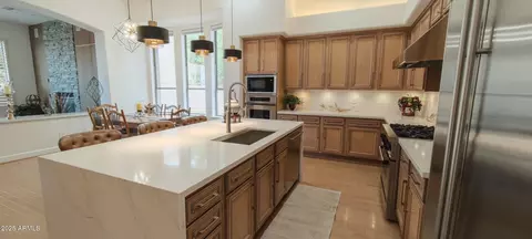 136 E Desert Wind Dr, Phoenix, AZ 85048
